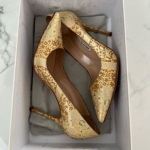 Golden pump Manolo Blahnik